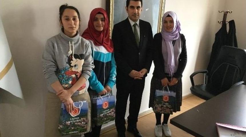 Kaymakam İzmir, En &Ccedil;ok Kitap Okuyan &Ouml;ğrencileri &Ouml;d&uuml;llendirdi