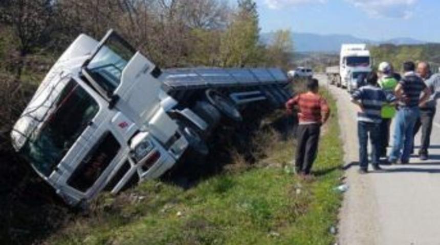 Yoldan Çıkan Tır Yan Yattı