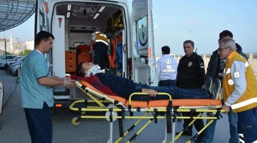 Motosiklet Kamyona &Ccedil;arptı: 1 Yaralı