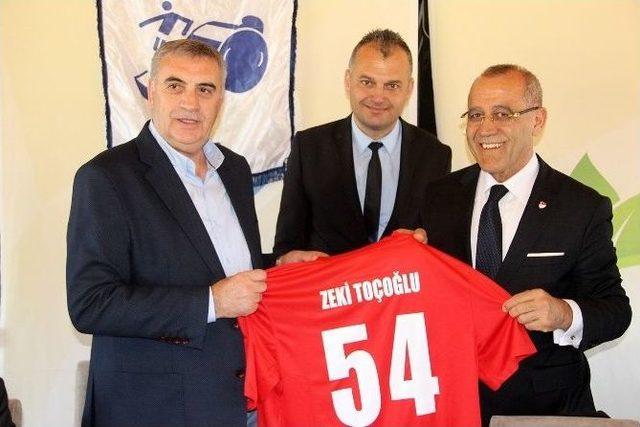 Başkan Toçoğlu Futbol Hakemleri Ve Gözlemcileri Derneği Üyeleri İle Bir Araya Geldi