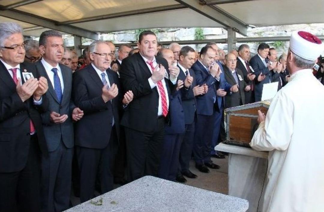 Kemal Anadol&rsquo;un Annesi Son Yolculuğuna Uğurlandı