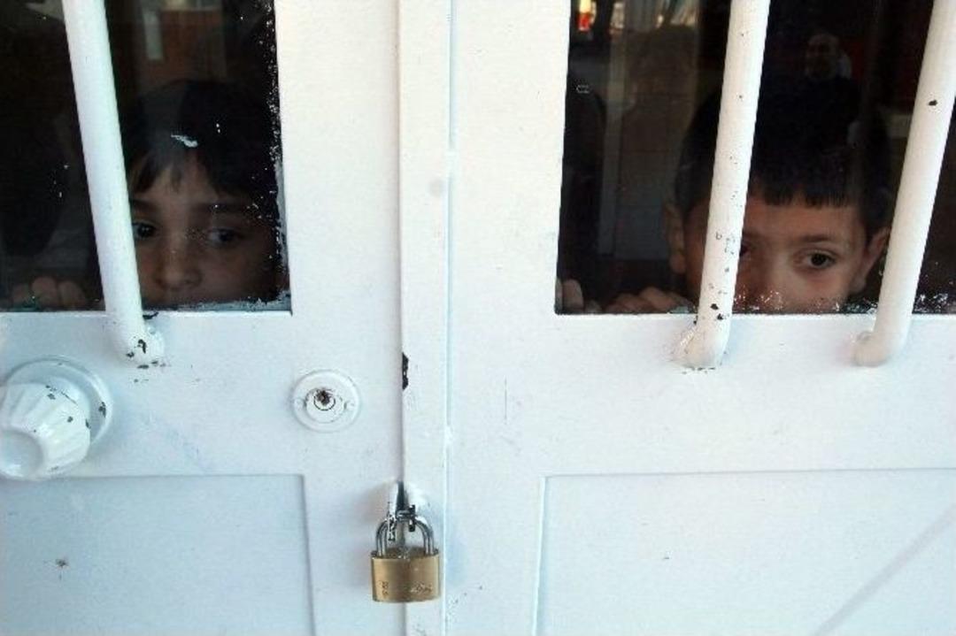 Saklamba&ccedil; Oynarken Okulda Kilitli Kaldılar