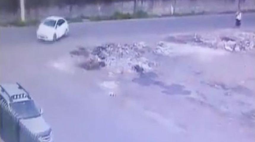 Bombalı Aracın Bırakılma Anı G&uuml;venlik Kamerası Tarafından Kaydedildi