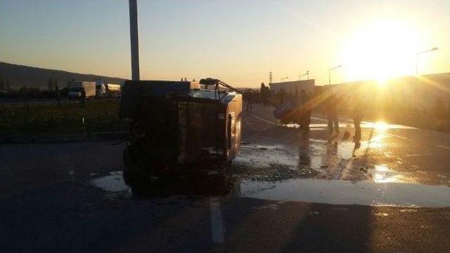 Otomobille Çarpışan Traktör Ortadan İkiye Ayrıldı