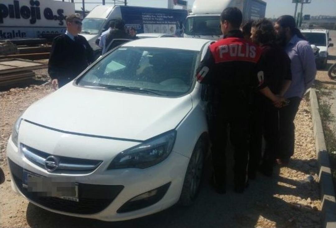 (&ouml;zel Haber) Polisten Ka&ccedil;an Ara&ccedil;tan 2 Kilo Esrar &Ccedil;ıktı