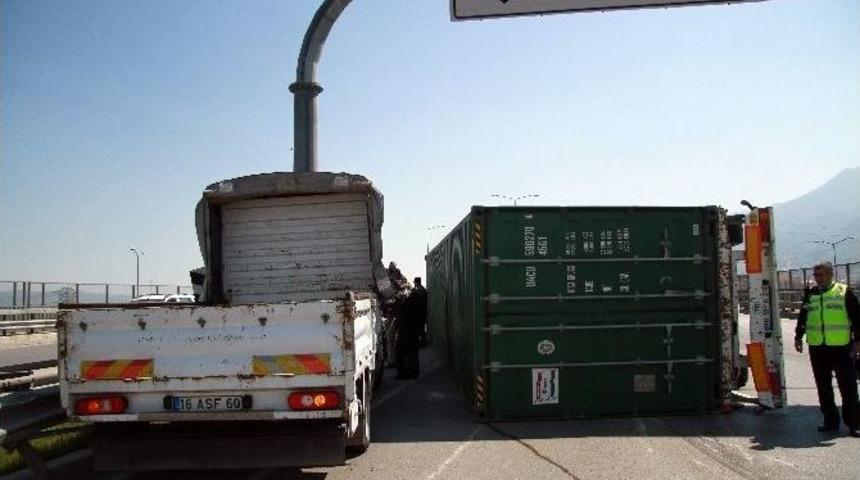 Virajı Alamayan Tır Kamyona &Ccedil;arparak Devrildi