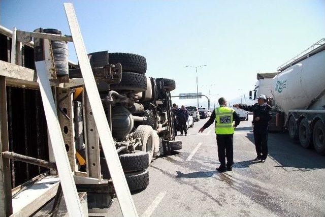 Virajı Alamayan Tır Kamyona Çarparak Devrildi