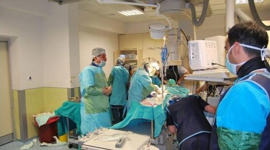 Mersin&rsquo;de İlk Kez Hastanın Kalp Kapak&ccedil;ığı Ameliyatsız Değiştirildi