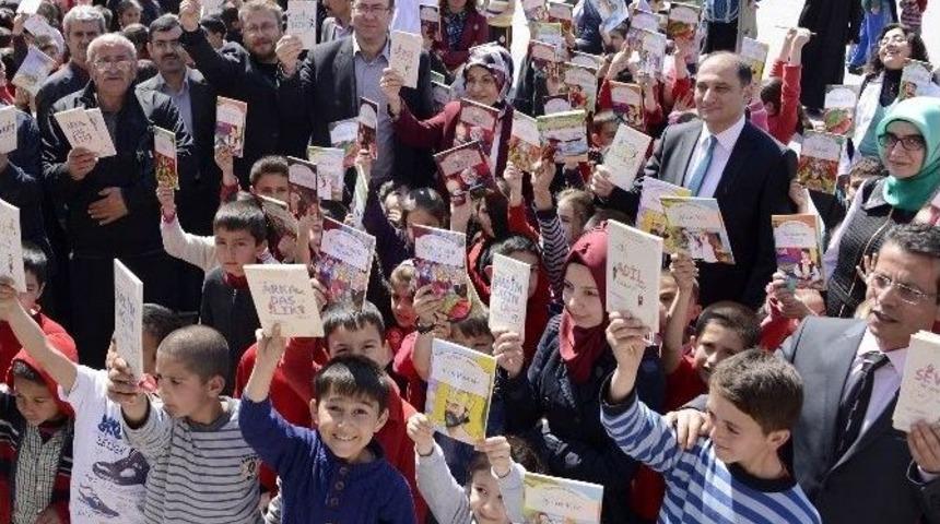 Başkan Toru&rsquo;dan &Ouml;ğrencilere Kitap Hediyesi