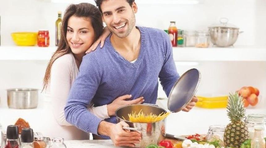 Makarnayı Kadınlar Satın Alıyor, Erkekler Pişiriyor