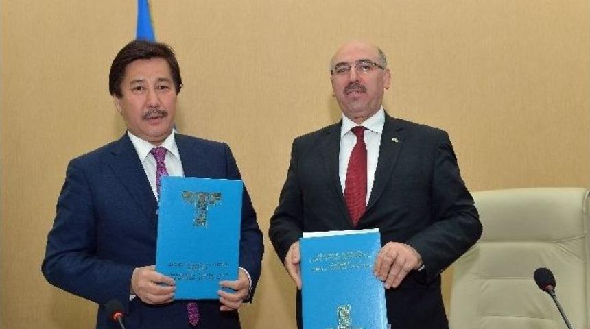 İstanbul &Uuml;niversitesi Rekt&ouml;r&uuml; Ak&rsquo;a, Kazakistan Al-farabi Milli &Uuml;niversitesi Tarafından Fahri Doktora