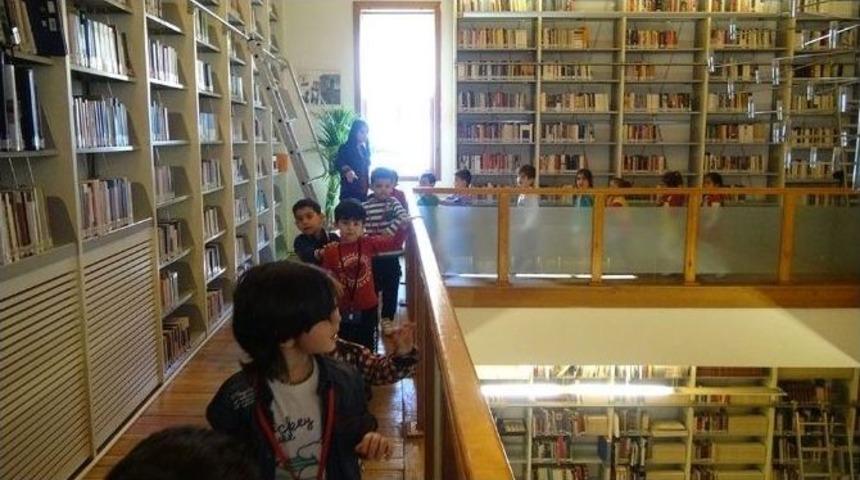 Turabiba K&uuml;t&uuml;phanesi&rsquo;nde Miniklere At&ouml;lye &Ccedil;alışması