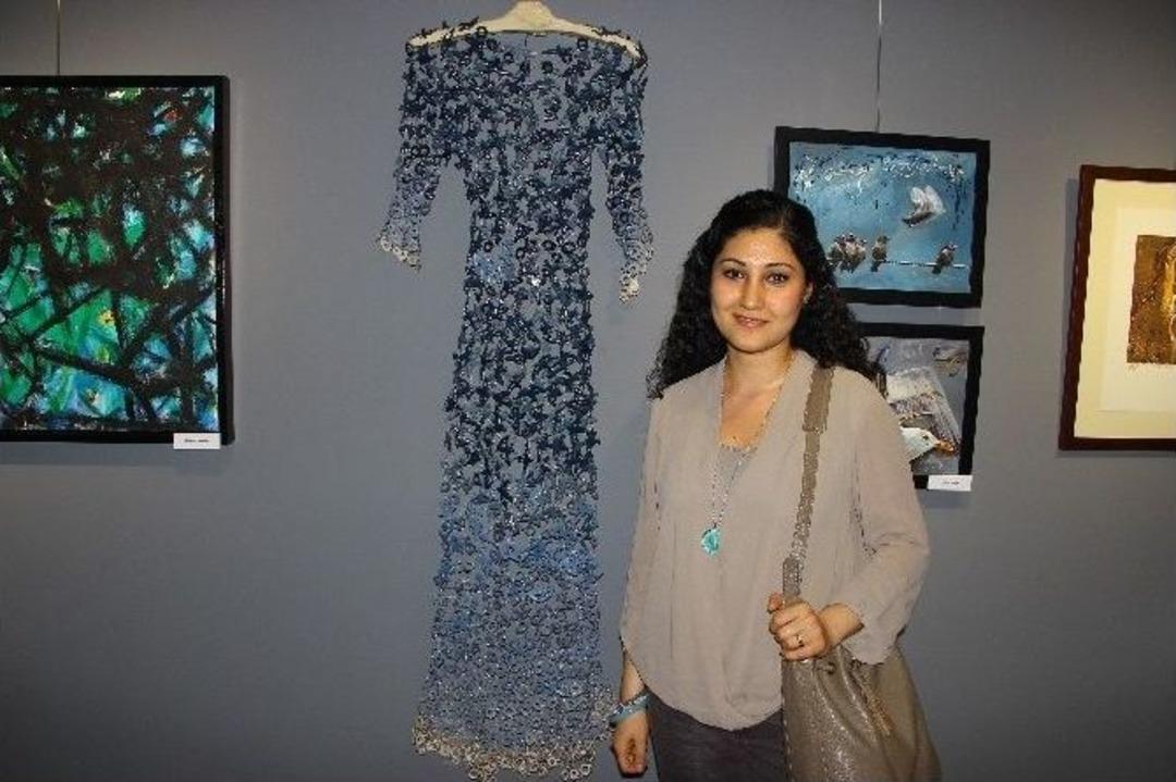 &Ouml;zg&uuml;rl&uuml;ğ&uuml;n Elbisesini Dikti