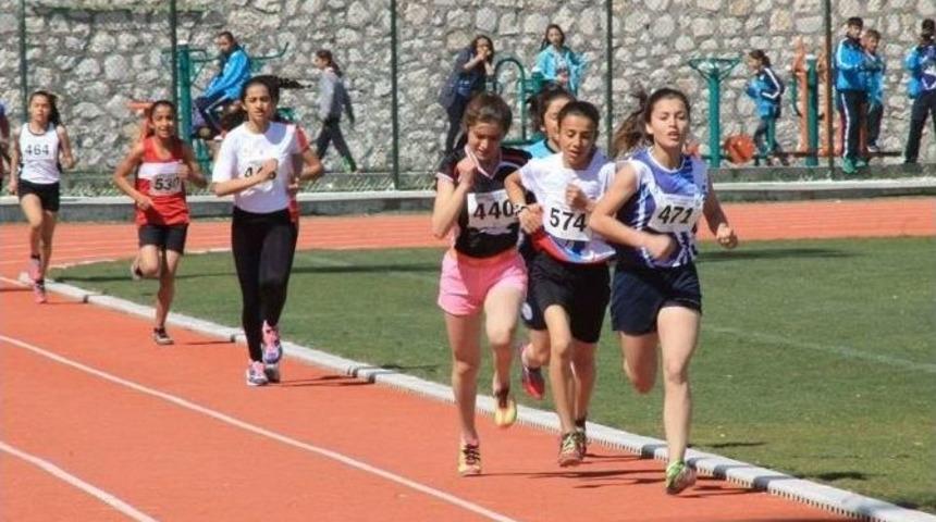 Atletizmde Osmaniyeli Sporcular Başarıya Koştu