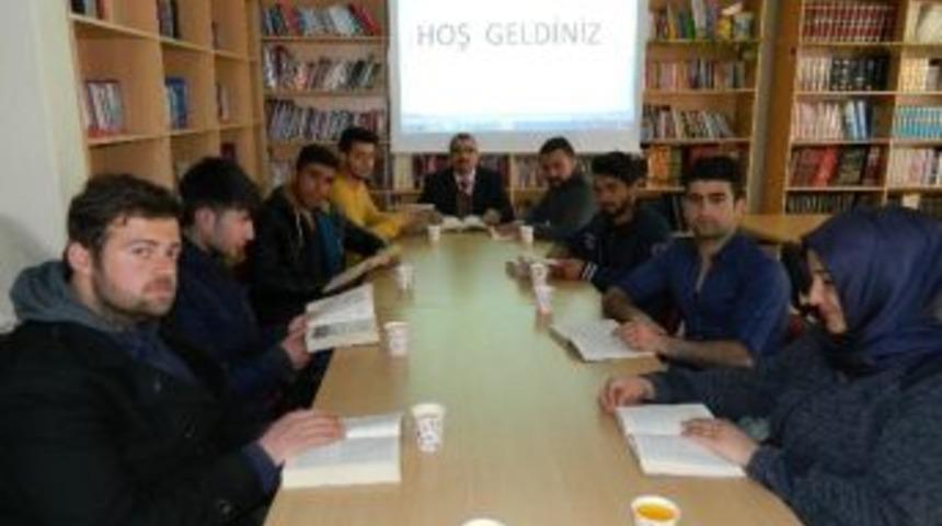 Ak Parti Gençlik Kolları Tarafından Bir Saatlik Okuma Etkinliği Düzenlendi