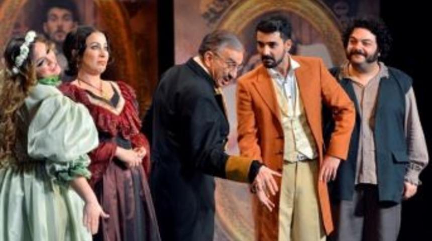 &ldquo;m&uuml;fettiş&rdquo; Ayakta Alkışlandı