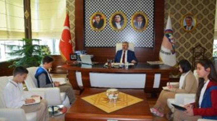 Başkan Baran &Ouml;ğrencilerle R&ouml;portaj Yaptı