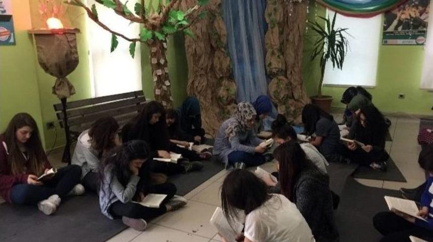 &Uuml;sk&uuml;darlı &Ouml;ğrenciler K&uuml;t&uuml;phane Haftası&rsquo;nı Kitap Okuyarak Ge&ccedil;iriyor