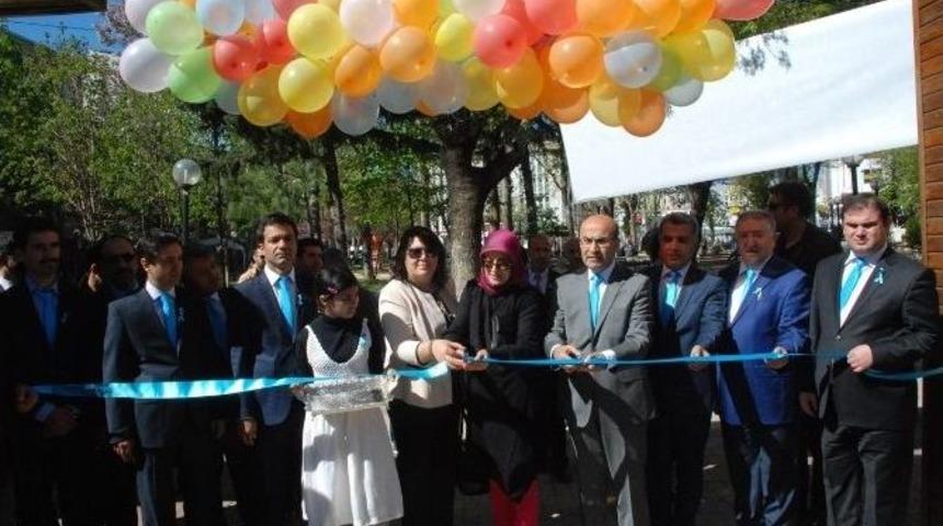 Otistik &Ccedil;ocukların Resim Sergisi A&ccedil;ıldı