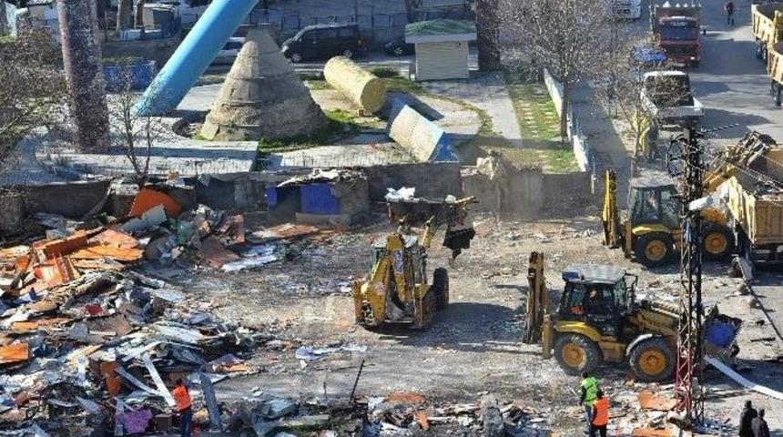 İtfaiye Meydanı&rsquo;ndaki Telefoncular &Ccedil;arşısı Kaldırıldı