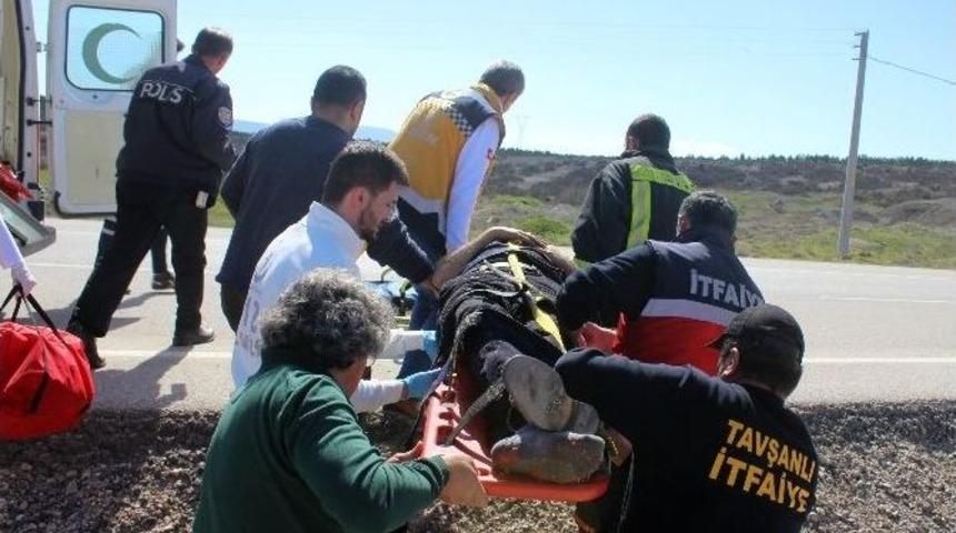 Aracında Sıkışan S&uuml;r&uuml;c&uuml; G&uuml;&ccedil;l&uuml;kle &Ccedil;ıkartıldı