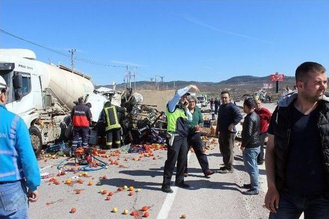 Aracında Sıkışan Sürücü Güçlükle Çıkartıldı