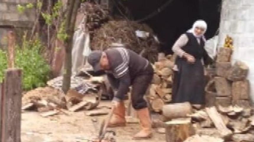 Odun Motorunu Balta İle Par&ccedil;aladı