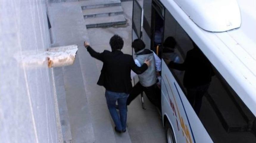 Ter&ouml;r &Ouml;rg&uuml;t&uuml; Operasyonunda G&ouml;zaltına Alınan 12 Kişi Adliyeye Sevk Edildi