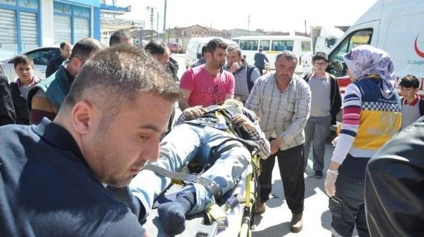 &Uuml;&ccedil; Ayrı Kazada &Uuml;&ccedil; Kişi Yaralandı