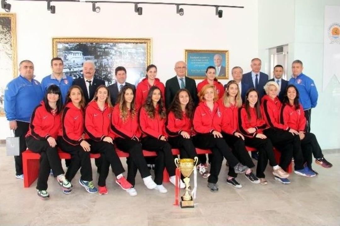 Şampiyon Voleybolcular, Kupayı Başkan Yılmaz&rsquo;a Getirdi