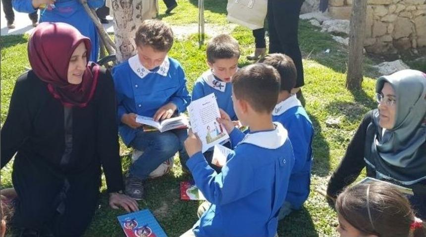 Ak Partili Kadınlar,&ccedil;ocuklarla Birlikte Kitap Okudu