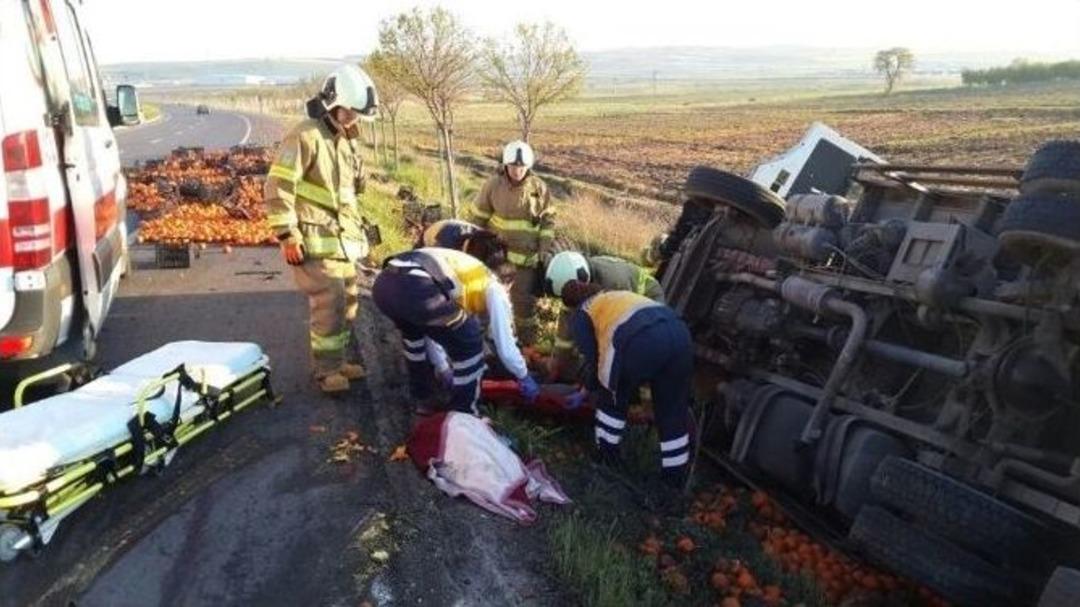 Portakal Y&uuml;kl&uuml; Kamyonet Devrildi: 2 Yaralı