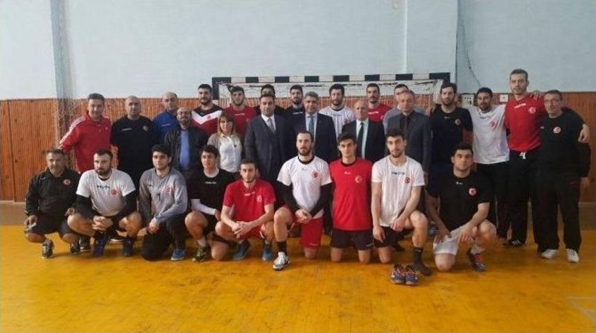Rize&rsquo;de Kamp Yapan Hentbol A Milli Takımı&rsquo;na Moral Ziyareti