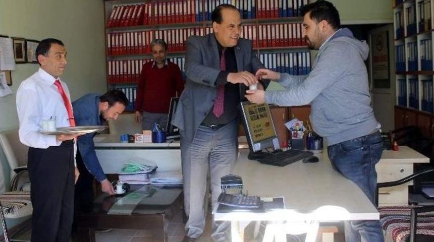 Başkan Ozan, Vatandaş Ve Esnaflara S&uuml;t İkram Etti