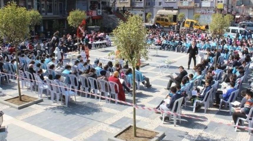Tekkek&ouml;yl&uuml; &Ouml;ğrenciler Meydanda Kitap Okudu
