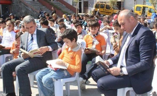 Tekkeköylü Öğrenciler Meydanda Kitap Okudu