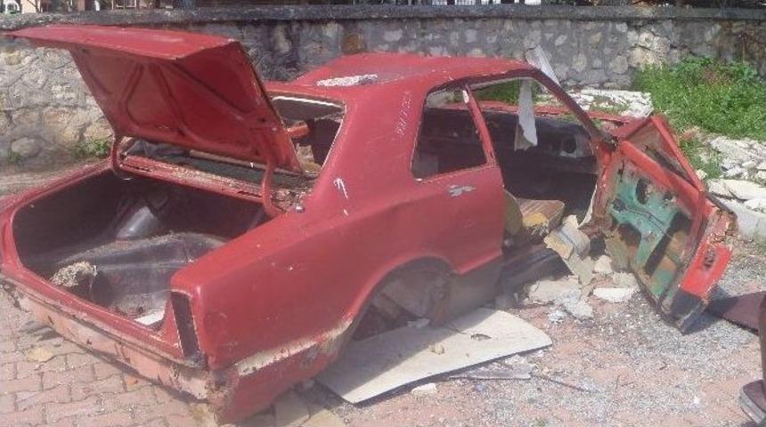 Terk Edilmiş Hurda Ara&ccedil;lar Tehlike Ve G&ouml;r&uuml;nt&uuml; Kirliğine Neden Oluyor