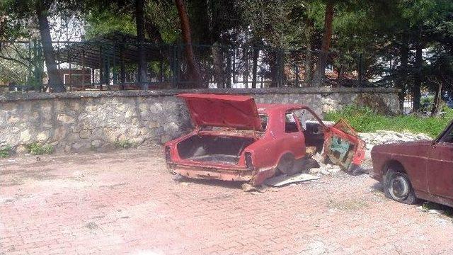 Terk Edilmiş Hurda Araçlar Tehlike Ve Görüntü Kirliğine Neden Oluyor