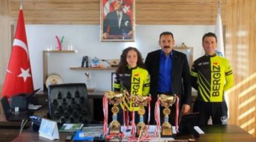 Bisiklet&ccedil;ilerden İl M&uuml;d&uuml;r&uuml; Kısacık&rsquo;a Ziyaret