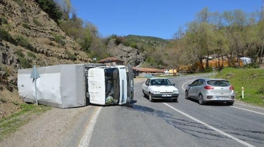 Freni Patlayan Kamyon Devrildi