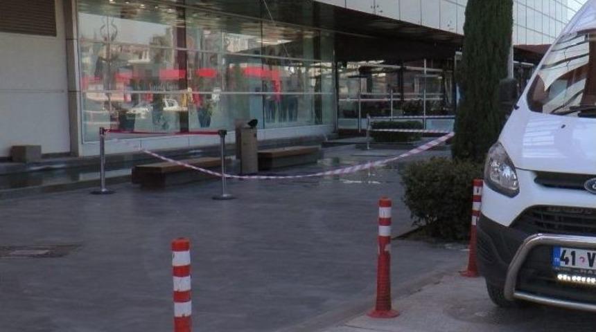 Avm&rsquo;nin 3.katından Atlayan Şahıs Hayatını Kaybetti