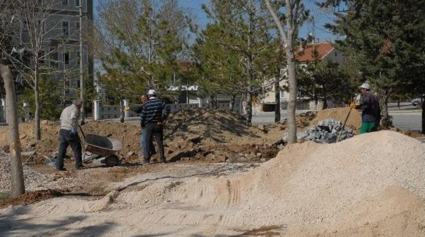 Belediye Sarı &Ccedil;i&ccedil;ek Parkını Yeniliyor