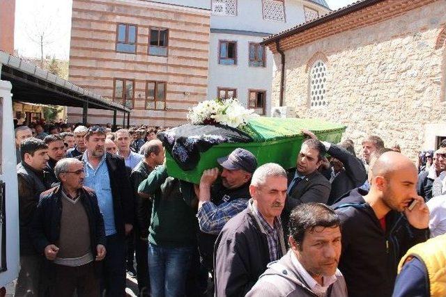 Tır’ın Altında Kalarak Ölen Genç Kadın Son Yolculuğuna Uğurlandı