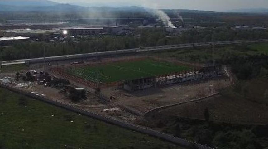 Başkan Akcan Ve Zımba Devam Eden Sentetik Sahada İncelemelerde Bulundu