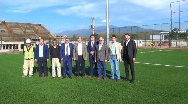 Başkan Akcan Ve Zımba Devam Eden Sentetik Sahada İncelemelerde Bulundu 1