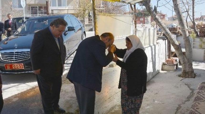 Burdur Sydv&rsquo;den Yaşlı Ve Engelli Vatandaşların Evlerinin Temizliği Projesi