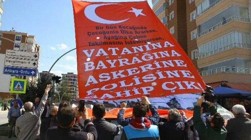 Ter&ouml;re Dev Bayraklı Tepki