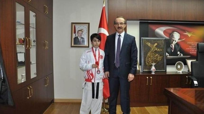 Vali Yavuz Şampiyon Karateciyi &Ouml;d&uuml;llendirdi