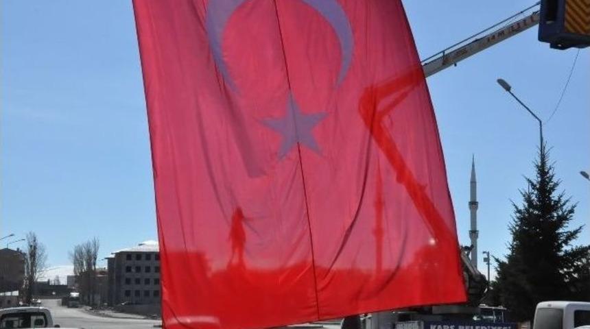 Kars&rsquo;ta Ter&ouml;re Bayraklı Tepki