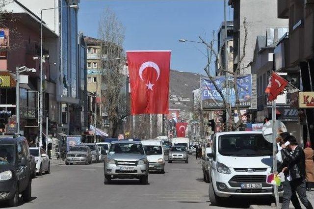 Kars’ta Teröre Bayraklı Tepki